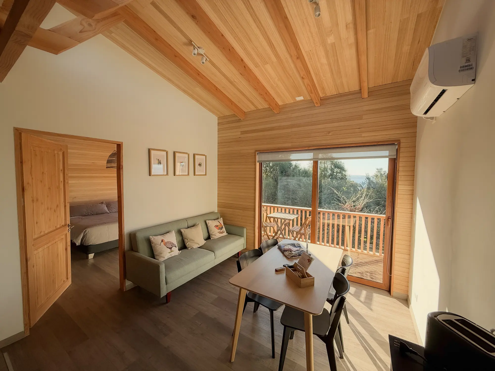 Living comedor de Cabaña A, Ave Lodge, con accesibilidad universal