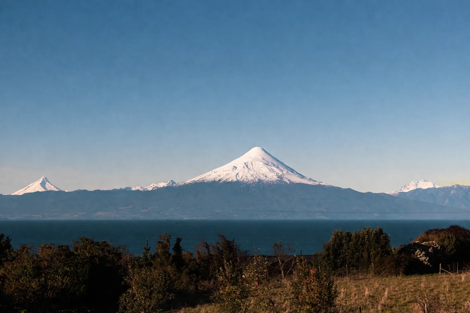 Vista panorámica del volcán Osorno y el Lago Llanquihue desde Ave Lodge, Frutillar