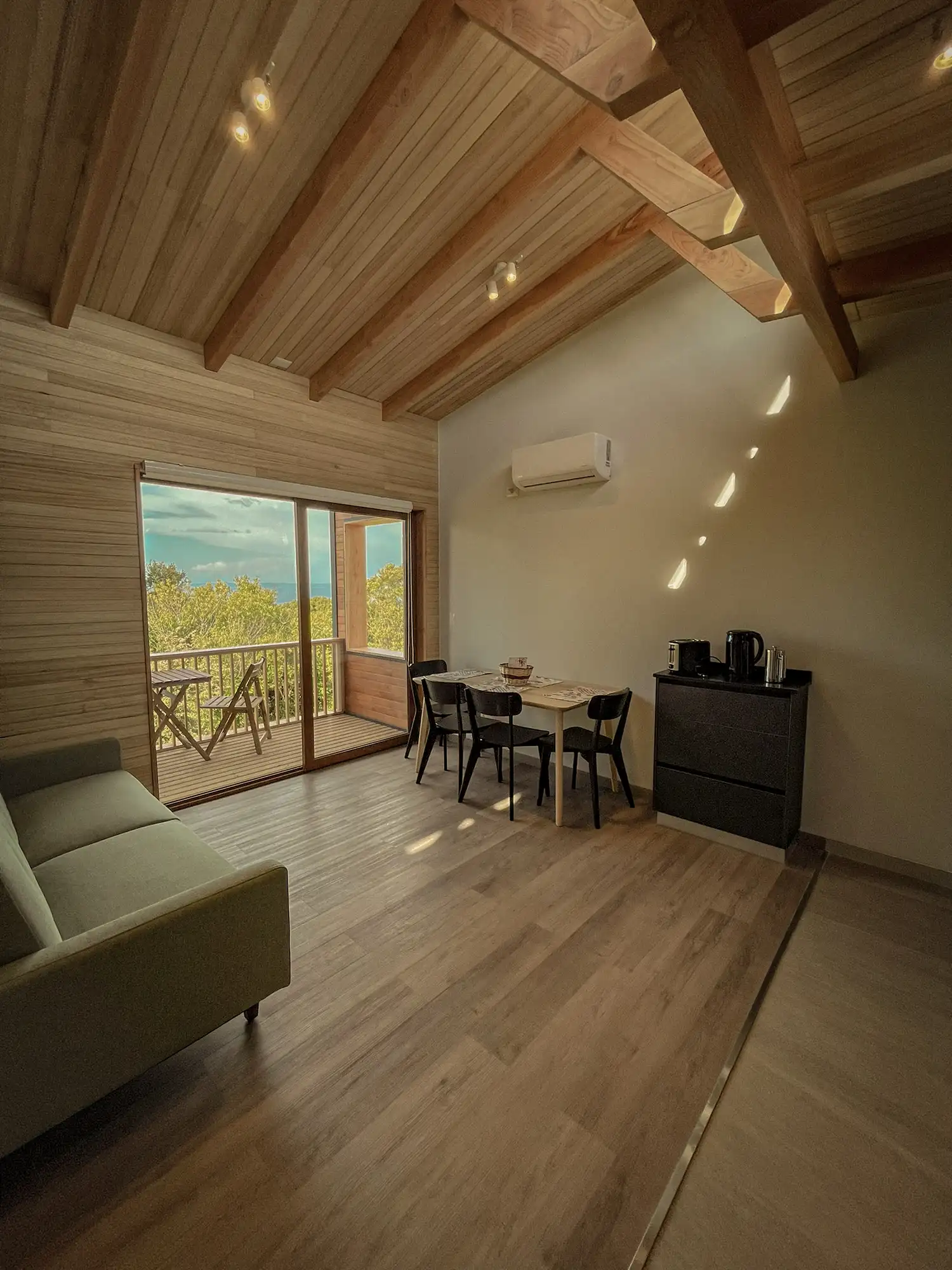Living y comedor, Cabaña A, Ave Lodge